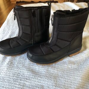 Women’s Torrid size 8ww Black Quilted Zip Boots